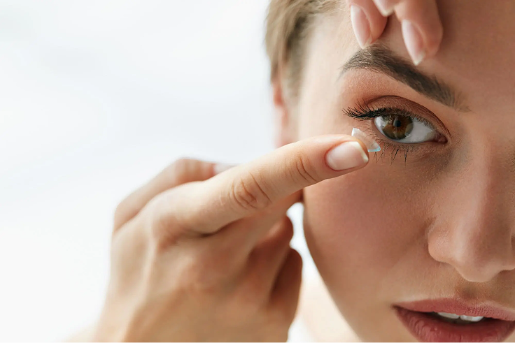 Paciente colocándose lentes de contacto
